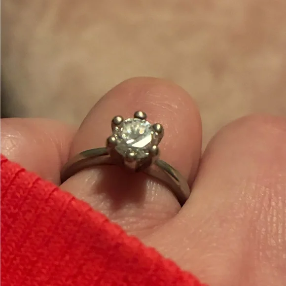 Stunning solitaire looks like white gold and real diamond but not checked - Picture 2 of 8